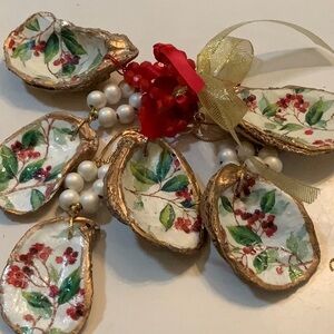 A set of 6 Melanie Christmas plates, 6 red napkins,6 decoupage napkin rings